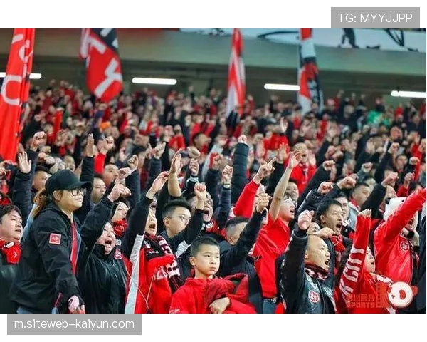 主场球迷助威成坚强后盾 凤凰山金牌球市为亚冠注入活力 主场球迷助威成坚强后盾 凤凰山金牌球市为亚冠注入活力